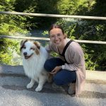 Frau mit Hund auf Brücke in der Natur